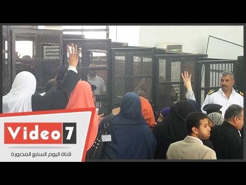 مرشد جماعة الإخوان يهتف من داخل قفص الاتهام