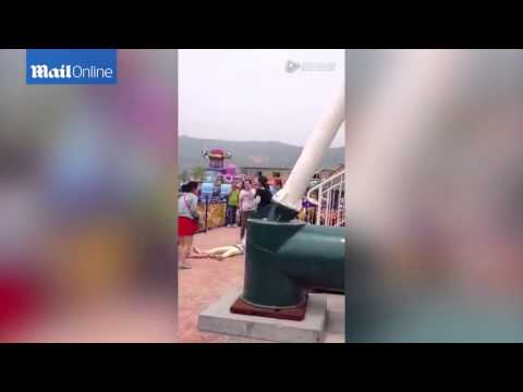 شاهد سقوط أربعة أشخاص من أعلى لعبة ملاهي