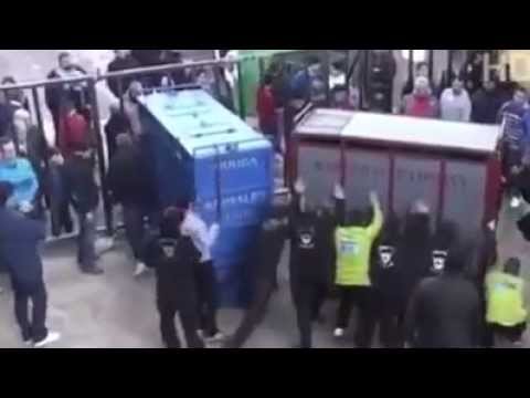 شاهد لن تصدق ماذا خرج للعمل من الصندوق