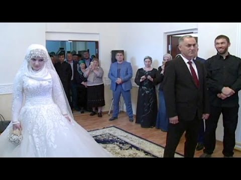 فيديو مسؤول شيشاني بارز يتزوج امرأة ثانية