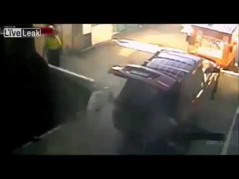 فتاة تنجو من الموت أسفل شاحنة ضخمة