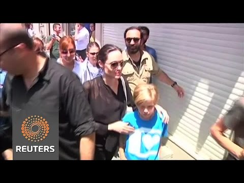 فيديو أنجلينا جولي تزور مخيمًا للاجئين في تركيا