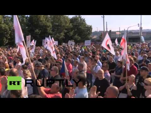 شاهد مظاهرة معادية للإسلام وأخرى مضادة في التشيك