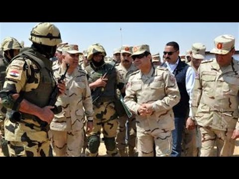 شاهد الرئيس السيسي وسط جنوده بالزي العسكري