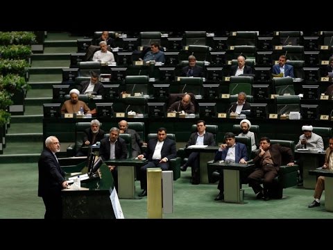 بالفيديو ظريف يدافع عن الاتفاق النووي أمام البرلمان الإيراني