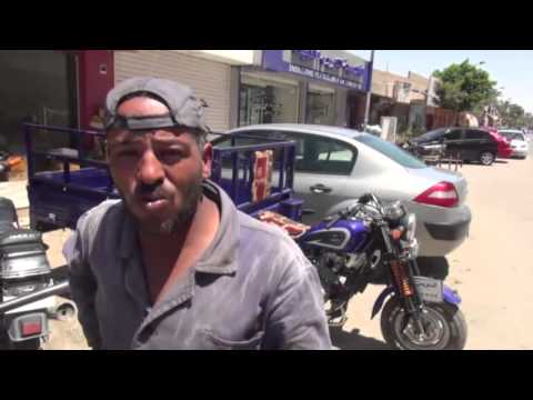 بالفيديو عامل نظافة في السويس يحيي قناة السويس الجديدي