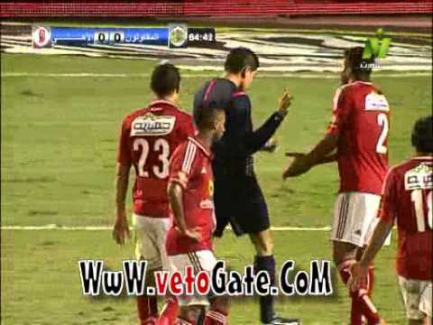 محمد نجيب يحصُل على البطاقة الحمراء في الدقيقة الـ65