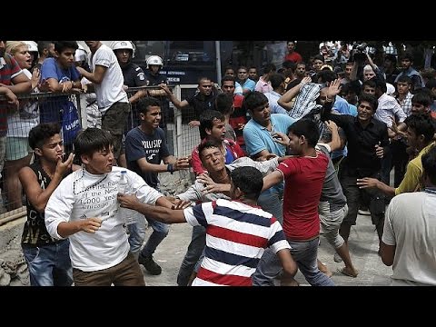 شاهد مشاجرات بين مهاجرين على جزيرة كوس