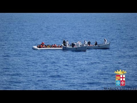 شاهد عشرات الجثث في أحد قوارب الموت في البحر المتوسط قرب صقلية