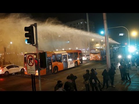 شاهد  اشتباكات بين قبائل المابوتشي وسائقي الحافلات في سينتياغو في تشيلي