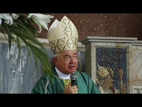 شاهد وفاة أول أسقف كان سيحاكم لتهمة التحرش الجنسي