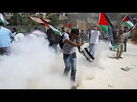 شاهد اسرائيل تفرق متظاهرين معارضين لبناء الجدار الفاصل