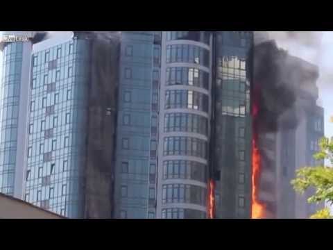شاهد حريق يلتهم مبنى ويصيب رجلي إطفاء