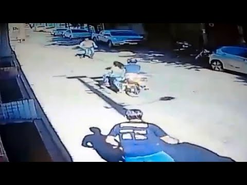 شاهد كاميرا مراقبة تكشف لصًا يسرق فتاة برازيلية