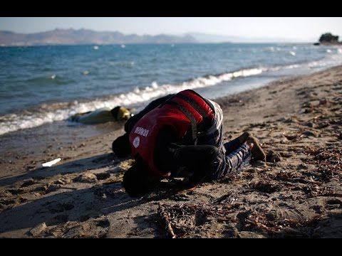 300 ألف لاجئ ومهاجر وصلوا أوروبا في 2015 عبر البحر