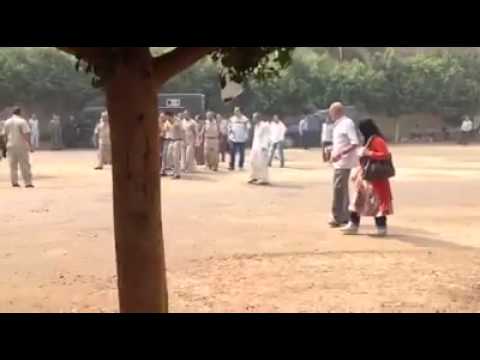 بالفيديو «متهم» يحاول الهرب من سيارة «الترحيلات» في بني سويف