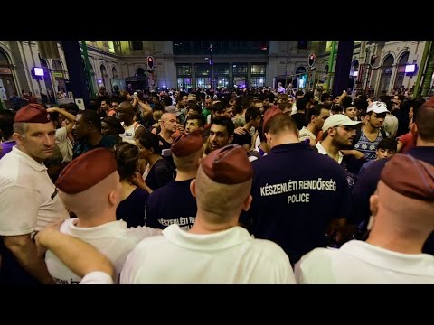 شاهد اللاجئون يسعون إلى إدراك قطار الحياة