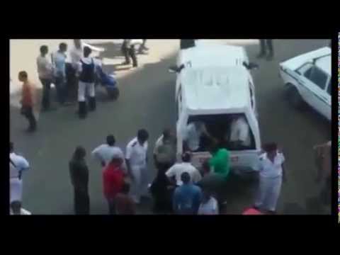 بالفيديو اشتباك بالأيدي بين رجال شرطة وامرأتين