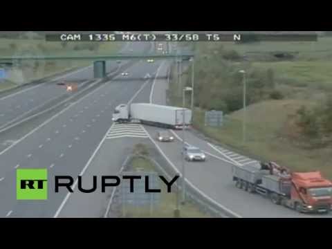 دورة كاملة لشاحنة طويلة في طريق سريع