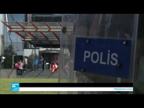 شاهد مقر صحيفة حريات في تركيا يتعرض للاعتداء