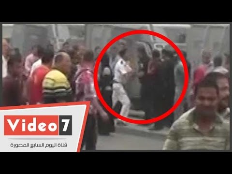 بالفيديو اشتباك بالأيدي بين ضابطي شرطة أمام جامعة القاهرة