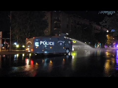 شاهد اعتقال 50 شخصًا حاولوا إغلاق طريق وسط العاصمة الأرمينية
