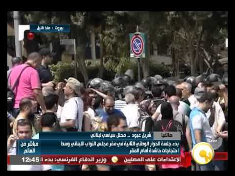 بالفيديو  معتصمون لبنانيون يحاولون رشق السياسيين ومواكبهم بـ  الطماطم 