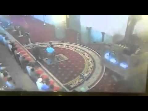 بالفيديو رجل يصفع إمام مسجد على وجهه