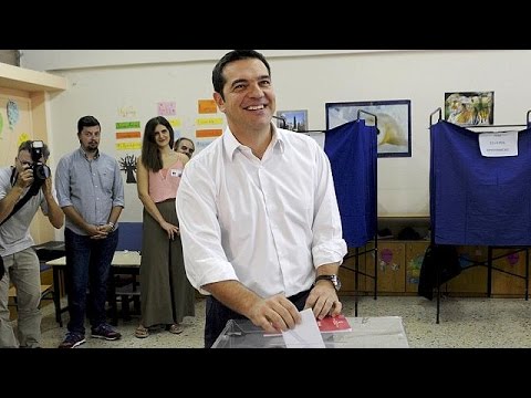 شاهد تسيبراس يؤدي واجبه الانتخابي ويدلي بصوته في الصندوق
