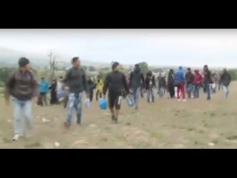 آلاف  اللاجئين يعبرون معبر تابونوتس