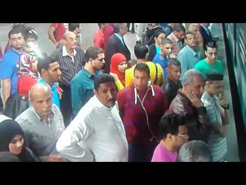 شاهد كاميرات المراقبة تكشف لصًا يسرق هواتف الركاب