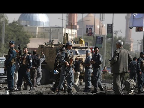 شاهد سبعة جرحى إثر استهداف موكب عسكري في أفغانستان