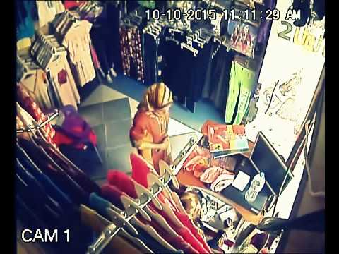 شاهد زبون يسرق هاتف بائعة