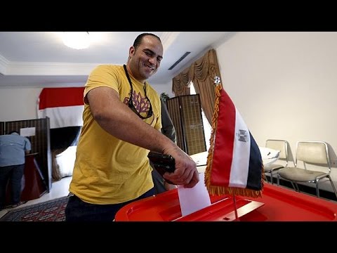شاهد المصريون يتوجهون إلى صناديق الاقتراع
