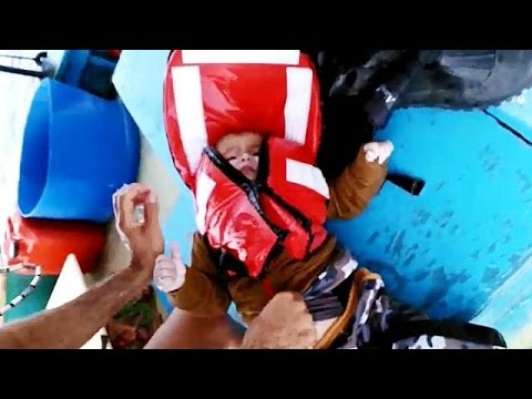 شاهد صياد تركي ينقذ صبيا لاجئا في بحر إيجة