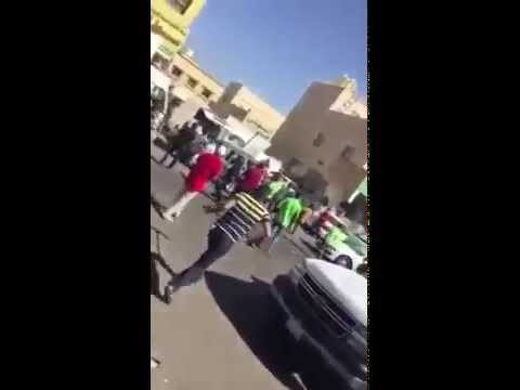 شاهد ضرب كويتي بالمكانس ومسَّاحات الحمامات