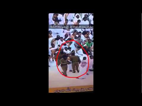 شاهد رجل أمن في الحرم المكي يحمل طفلًا حتى ينتهي والده من الصلاة
