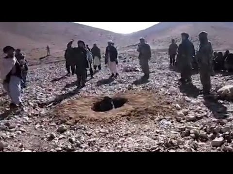 بالفيديو طالبان ترجم امرأة حتى الموت بتهمة الزنا