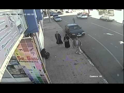 شاهد شفار يسرق هاتفًا من ثلاثة نسوة ويفر هاربًا
