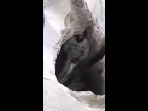 شاهد اكتشاف رجل بلا مأوى يعيش في حفرة وسط الصخور