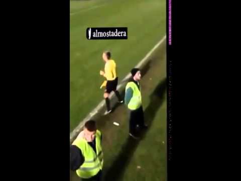 جماهير الفريق الخاسر تعطى حكم الراية ” حمام بارد”