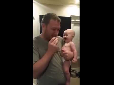 رضيع يصاب بهستيريا ضحك
