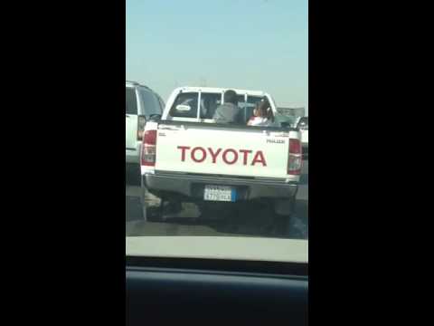 شاهد مواطن سعودي يعرّض حياة طفليه للخطر