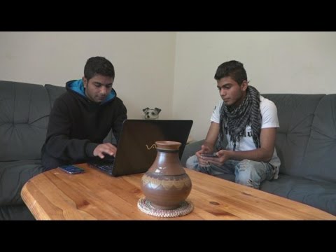 لاجئان في ألمانيا يأملان لم شمل عائلتهم