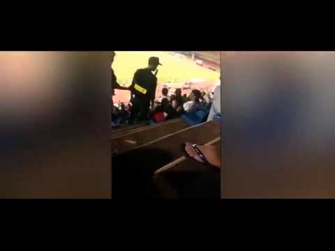 شرطي يصفع فتاة على وجهها أثناء مباراة في الدوري الفيتنامي