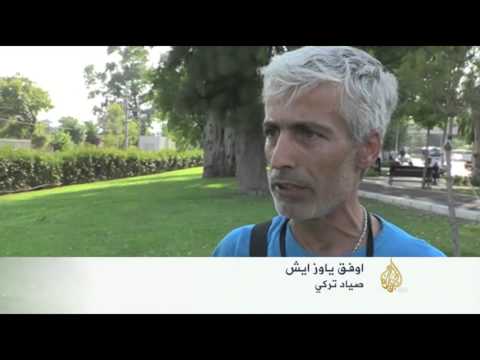 شاهد جندي يوناني يحاول إغراق زورق لاجئين سوريين