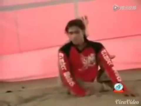 رجل يتمتع بمرونة غير عادية