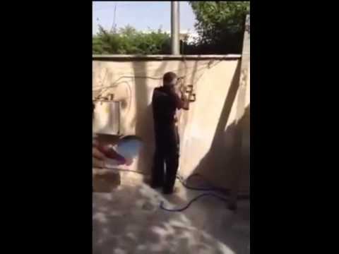 ابن ينفذ مقلب في والده