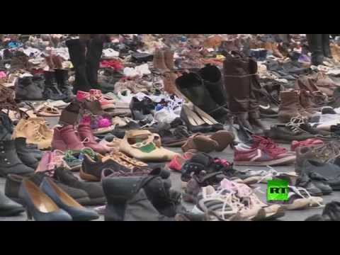 ناشطو البيئة ينظمون عرضًا بالأحذية في باريس