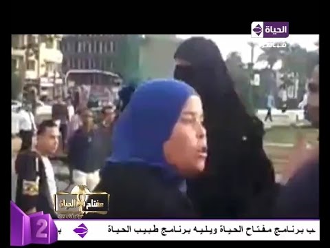سيدة تنفعل على متظاهرين في حملة الماجستير والدكتوراه